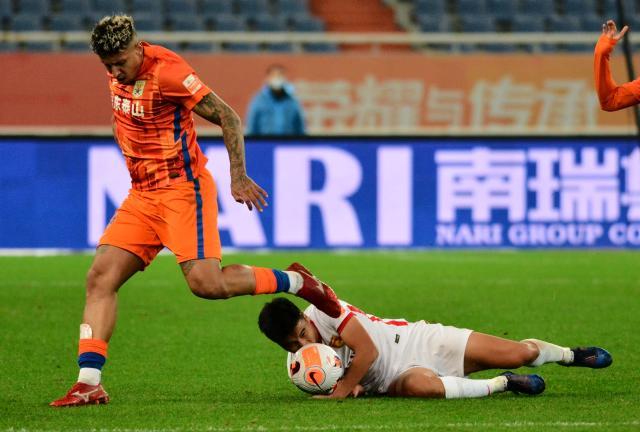 九游体育官网-3外援泰山战副班长遭半场零封 连换3人5分钟轰3球